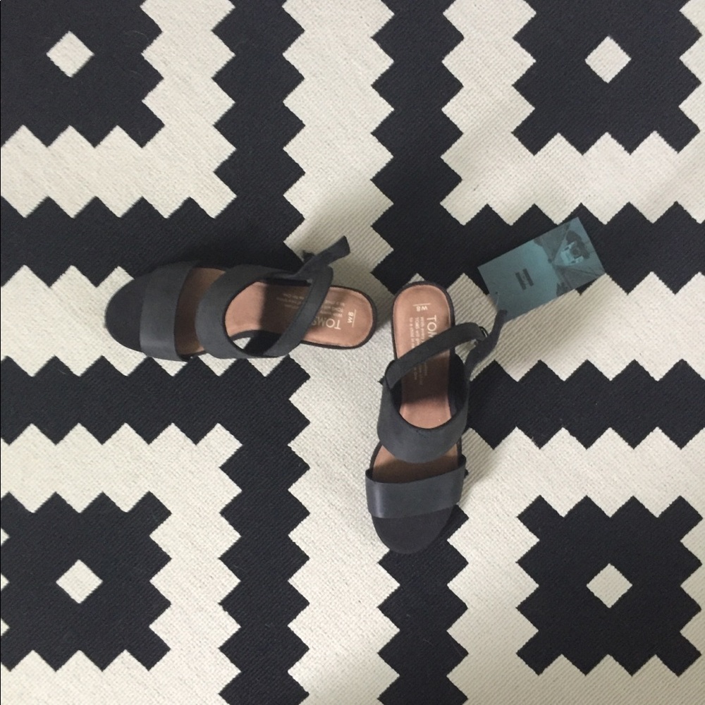 NWT Toms Shoes Poppy sandal in black, size 8
